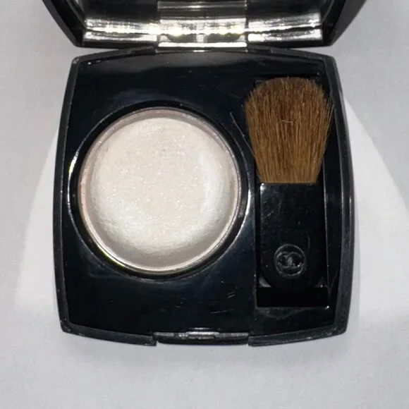 Chanel Luna Blush Highlighter - Picture 1 of 3